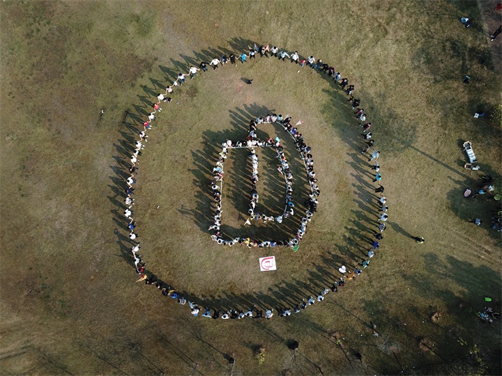 向著驕陽(yáng)，定格最棒的你們（240人大團(tuán)建）